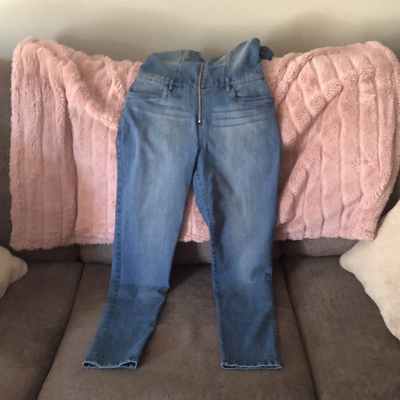 Venus zip up jumper. Ties at the neck. Super stretchy! Super sexy - Picture 5 of 5